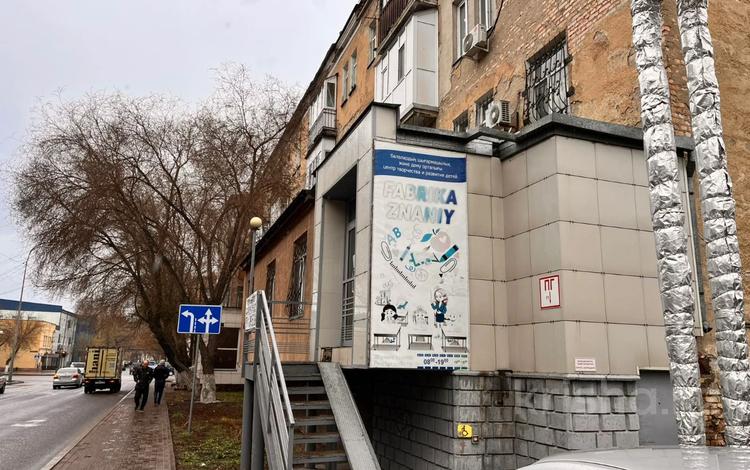 Свободное назначение, офисы, магазины и бутики, салоны красоты, медцентры и аптеки, образование, развлечения, конференц-залы, кабинеты и рабочие места, студии · 88 м² за 390 000 ₸ в Караганде, Казыбек би р-н — фото 5