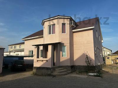 Отдельный дом · 6 комнат · 200 м² · 10 сот., мкр Атырау, Утепкали Исатаева 2 Б — Наубетова Исатаева за 50 млн 〒