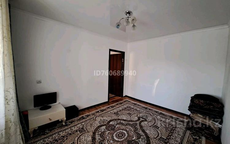 3-комнатная квартира · 63 м² · 2/5 этаж, Габбас Бергалиева 53 — Возле военчасти. между дсу за 13 млн 〒 в Атырау, мкр Привокзальный-1 — фото 2