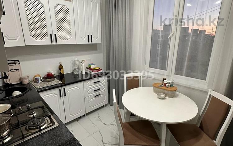 3-бөлмелі пәтер, 70 м², 9/9 қабат, 5 микр, бағасы: 21 млн 〒 в Аксае — фото 2