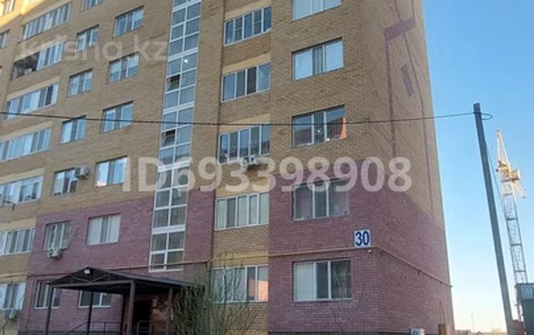 1-комнатная квартира · 45 м² · 9/9 этаж, мкр Береке 30 — Мкр.Береке дом 30 за 150 000 ₸ в Атырау — фото 13