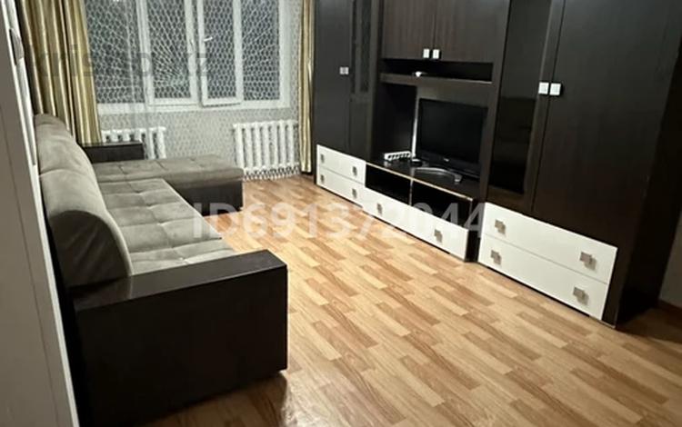 3-комнатная квартира, 60 м², 1/4 этаж помесячно, мкр №8 19