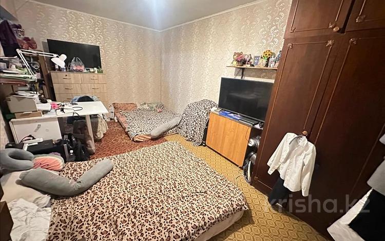 2-бөлмелі пәтер, 43 м², 4/5 қабат, мкр Аксай-2 72, бағасы: 26 млн 〒 в Алматы, Ауэзовский р-н — фото 2