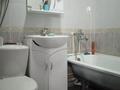 3-комнатная квартира · 57 м² · 5/5 этаж, Майкудук, 12й микрорайон за 9.8 млн ₸ в Караганде, Алихана Бокейханова р-н — фото 9