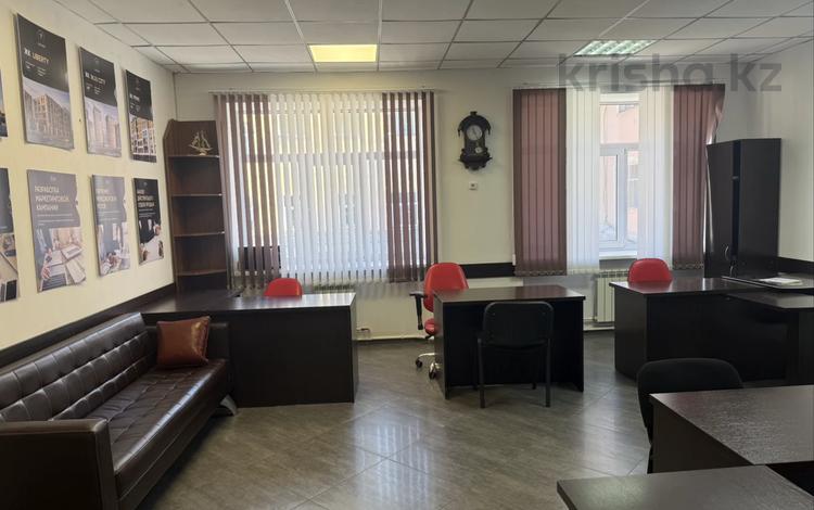Офисы, образование, кабинеты и рабочие места · 40 м² за 230 000 ₸ в Караганде, Казыбек би р-н — фото 2