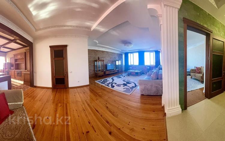 4-комнатная квартира · 200 м² · 11/11 этаж, Исиналиева 1 за 35 000 〒 в Павлодаре — фото 2