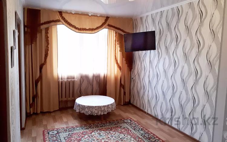 4-комнатная квартира, 80 м², 2/5 этаж посуточно, Астана 44 за 10 000 〒 в Аксу — фото 2