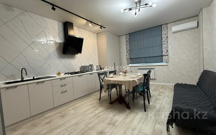 2-комнатная квартира · 90 м² · 3/9 этаж, Самал 82/4 — Коняхина за 28 000 ₸ в Уральске — фото 2