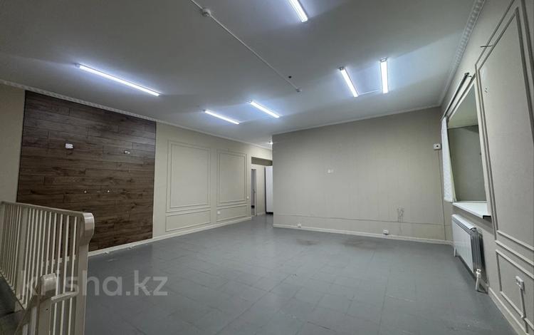 Офисы, магазины и бутики, склады, образование, развлечения, студии · 100 м² за 400 000 〒 в Актобе, мкр. Алтын орда — фото 2