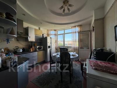 4-бөлмелі пәтер, 130 м², 5/6 қабат, мкр Жетысу-4 13, бағасы: 80 млн 〒 в Алматы, Ауэзовский р-н