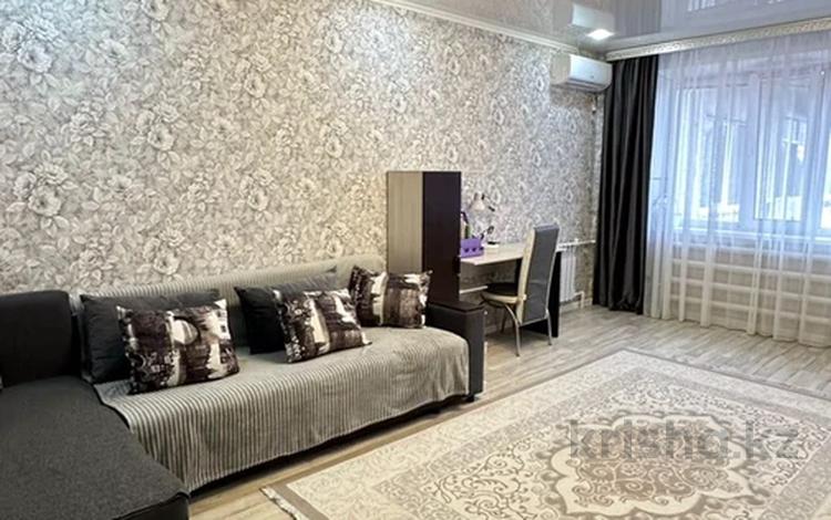 2-комнатная квартира · 54.3 м² · 5/5 этаж, мкр 4 11 за 17.3 млн ₸ в Уральске — фото 2