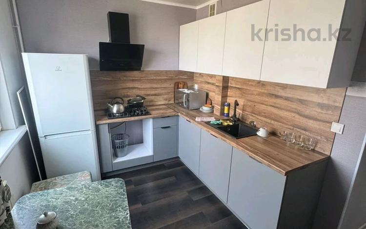 3-комнатная квартира · 65 м² · 3/5 этаж, 10 микр 15 за 180 000 ₸ в Аксае — фото 2
