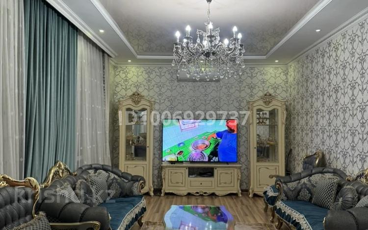 Дом · 7 комнат · 280 м², Самал 66 — Район Абай (Райымбек) за 100 000 〒 в Булактах — фото 15