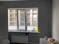 3-бөлмелі пәтер · 72.8 м² · 2/6 қабат, мкр Центральный, Ерниязова 16 — Сатпаева Ерниязова Байзар, бағасы: 32 млн ₸ в Атырау — фото 2