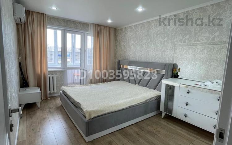 2-комнатная квартира · 49 м² · 5/5 этаж, мкр Айгуль, Матросова 52 — Айгуль за 180 000 〒 в Уральске — фото 2