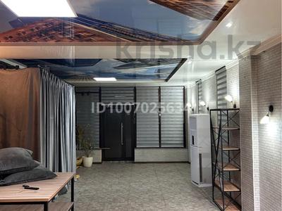 Свободное назначение, офисы, магазины и бутики, склады, общепит, салоны красоты, фитнес и спорт, медцентры и аптеки, образование, развлечения, кабинеты и рабочие места, студии · 55 м² за 200 000 〒 в Шымкенте