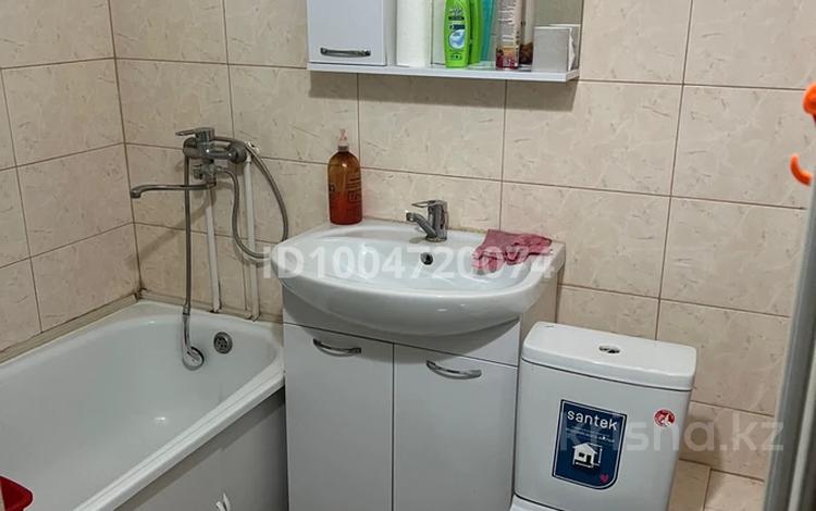 1-бөлмелі пәтер · 35.2 м² · 1/5 қабат, Центральный ш/а., Азаттык — Возле Рембыттехника, бағасы: 130 000 ₸ в Атырау, мкр Центральный — фото 4