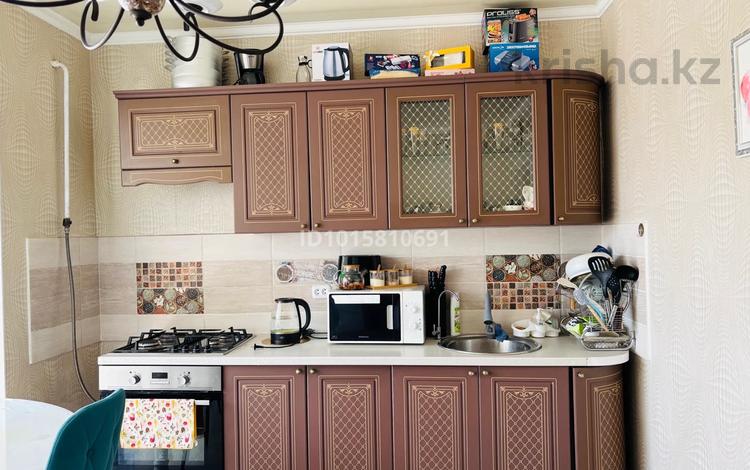 2-комнатная квартира · 74 м² · 1/5 этаж, мкр Северо-Восток 22 — 5 этажный кирпичный дом.Возле рельса. за 160 000 ₸ в Уральске — фото 2