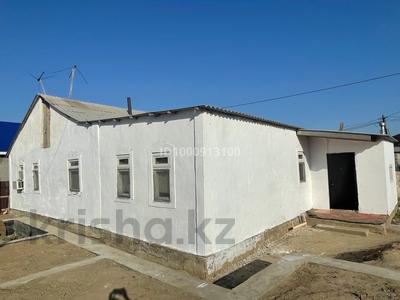 Продажа домов и дачи в Атырауской обл.: Отдельный дом · 4 комнаты · 132 м² · 9 сот., мкр Ракуша, Нугманов 39 — Ракуш жолдың бойы за 15 млн 〒 Отдельный дом · 4 комнаты · 132 м² · 9 сот., мкр Ракуша, Нугманов 39 — Ракуш жолдың бойы за 15 млн 〒 в Атырау