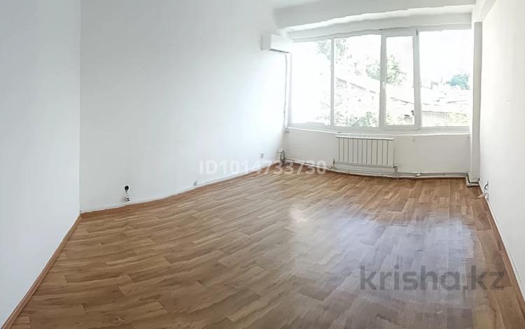 Свободное назначение, офисы, магазины и бутики, склады, салоны красоты, медцентры и аптеки, образование, конференц-залы, кабинеты и рабочие места, студии · 50 м² за 250 000 ₸ в Алматы, Медеуский р-н — фото 4