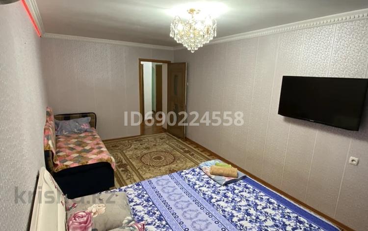 1-комнатная квартира, 52 м², 5/5 этаж по часам, Сулейменова 58 за 1 500 〒 в  — фото 2