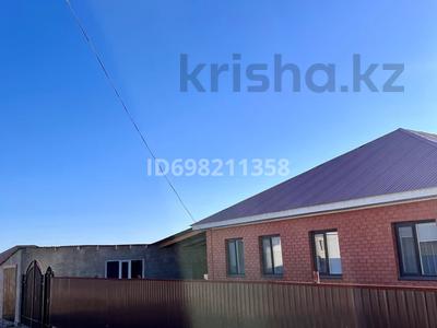 Үйдің бір бөлігі · 4 бөлме · 145 м² · 10 жүзд., Бауырластар, Мустава озтрюк 70 — Возле даулет магазин, бағасы: 35 млн ₸ в Актобе, жилой массив Бауырластар