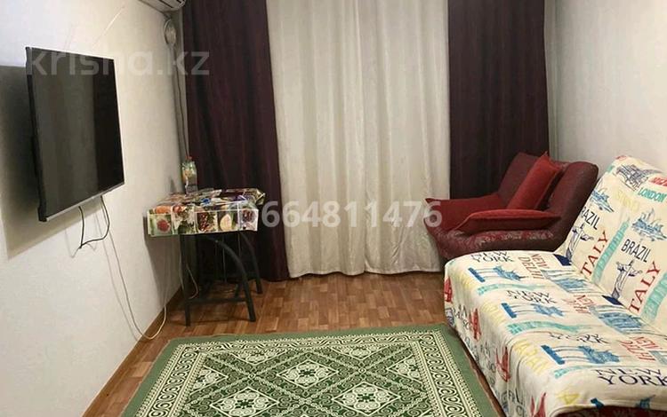 2-комнатная квартира · 45 м² · 5/5 этаж, проспект Абая 60 за 150 000 ₸ в Уральске — фото 2