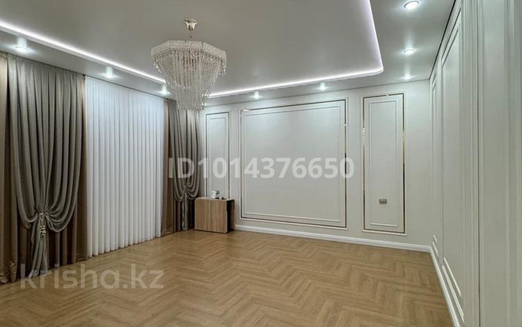 Отдельный дом · 4 комнаты · 170 м² · 2.2 сот., мкр Байтерек — Танхаус за 70 млн ₸ в Таразе — фото 2