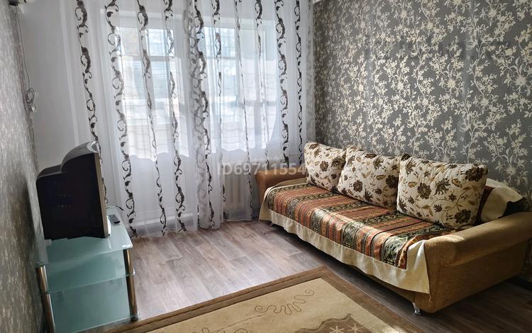 2-бөлмелі пәтер, 48 м², 2/9 қабат ай сайын, 10 мкрн 4 дом, бағасы: 170 000 〒 в Аксае — фото 2