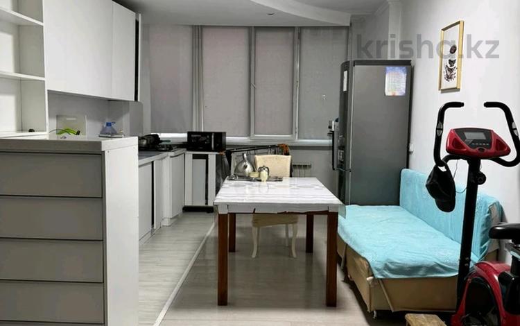 1-бөлмелі пәтер · 70 м² · 1/9 қабат, мкр Мамыр-4 310, бағасы: 15 005 ₸ в Алматы, Ауэзовский р-н — фото 2