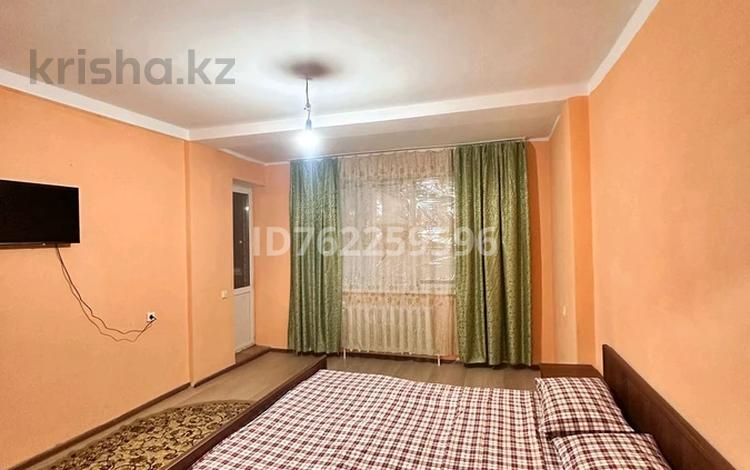 1-комнатная квартира · 45 м² · 3/9 этаж, мкр. Зачаганск пгт 101 — Возле назель супермаркет за 9 000 ₸ в Уральске — фото 2