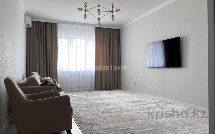 3-бөлмелі пәтер, 110 м², 5/10 қабат ай сайын, мкр. Алтын орда, А. Молдагуловой 66/2 — Теннисный корт, бағасы: 500 000 〒 в Актобе, мкр. Алтын орда — фото 2