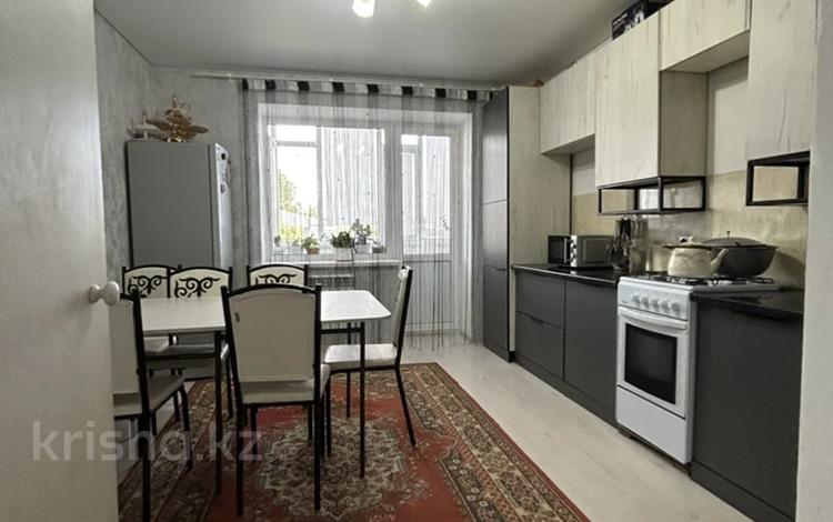 2-бөлмелі пәтер · 74.9 м² · 5/6 қабат, Демократическая 44, бағасы: 23.5 млн ₸ в Уральске — фото 2