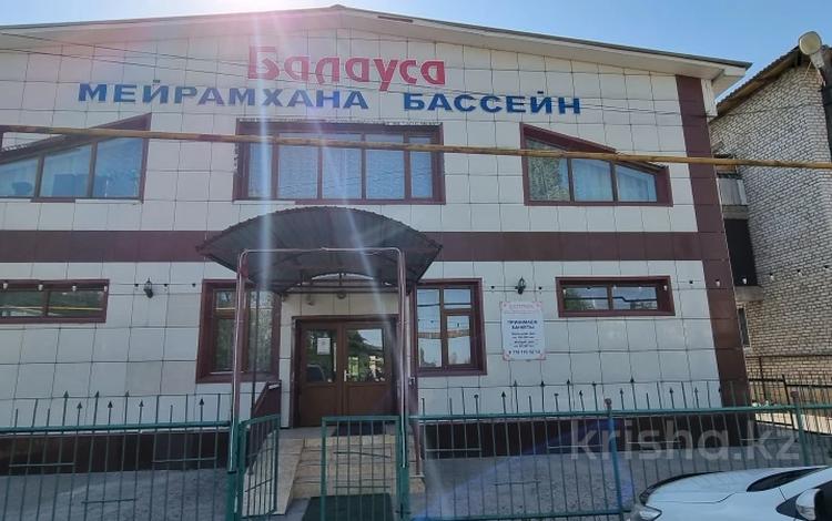 Еркін, кеңселер, дүкендер мен бутиктер, қоймалар, қоғамдық тамақтану орны, сұлулық салондары, монша, қонақ үй және демалыс орындары, медорталықтар мен дәріханалар, білім орталықтары, ойын-сауық · 975.3 м², бағасы: 90.7 млн ₸ в Узынагаш — фото 2