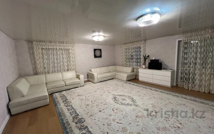 4-комнатная квартира · 164 м² · 3/5 этаж, Ихсанова 54 за 55 млн 〒 в Уральске, мкр Школьник — фото 2