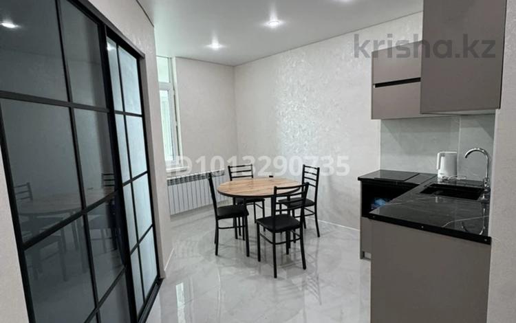 2-бөлмелі пәтер · 59 м² · 19/25 қабат, мкр 11 112в — Центральный парк. Аквапарк. 12-й микрорайон, бағасы: 18 000 ₸ в Актобе — фото 2
