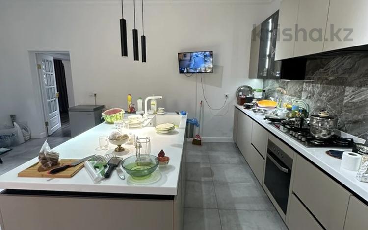 Жеке үй · 4 бөлме · 240 м² · 11 жүзд., 12 микр 11в, бағасы: 53 млн ₸ в Актобе — фото 2
