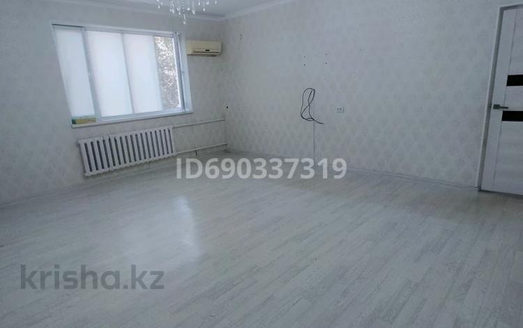 2-комнатная квартира, 64 м², 2/4 этаж помесячно, 4 11