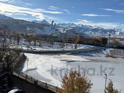 4-комнатная квартира · 90 м² · 3/5 этаж, мкр Горный Гигант, Аль-фараби 110б за 90 млн 〒 в Алматы, Медеуский р-н