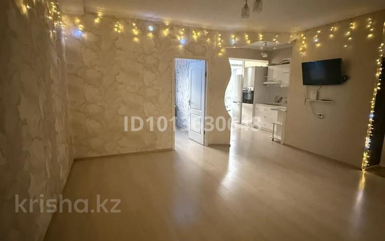 3-комнатная квартира · 65 м² · 8/9 этаж, мкр Айнабулак-2 85 за 300 000 ₸ в Алматы, Жетысуский р-н — фото 2