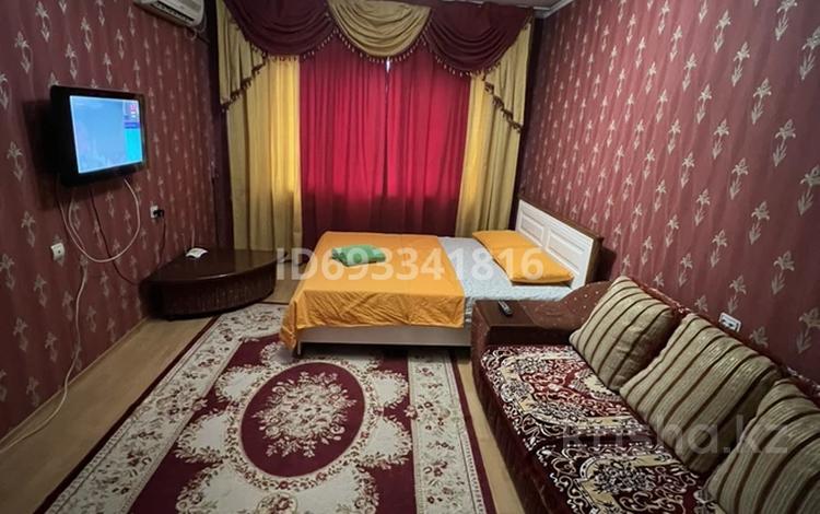 1-комнатная квартира, 40 м², 6/9 этаж по часам, Ауэзова 11 за 3 000 〒 в Алматы, Алмалинский р-н — фото 2