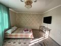 1-бөлмелі пәтер, 50 м², 5/5 қабат тәулігіне, Самал 11а, бағасы: 6 000 〒 в Талдыкоргане — фото 2