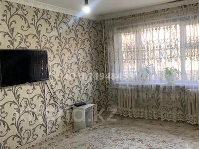 3-бөлмелі пәтер · 57 м² · 1/5 қабат, Гагарина 34 21 — ,Срочно продается 3х комнатная квартира. Первый этаж. Рядом Абайский ровд, 29 школа, крытый рынок. Тихий район. Дружелюбные соседи. Есть домофон, камера. стиральную машину, телевизор оставим., бағасы: 19 млн ₸ в Шымкенте, Туран р-н