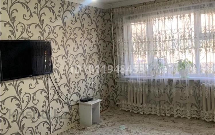 3-бөлмелі пәтер · 57 м² · 1/5 қабат, Гагарина 34 21 — ,Срочно продается 3х комнатная квартира. Первый этаж. Рядом Абайский ровд, 29 школа, крытый рынок. Тихий район. Дружелюбные соседи. Есть домофон, камера. стиральную машину, телевизор оставим., бағасы: 19 млн ₸ в Шымкенте, Туран р-н — фото 2