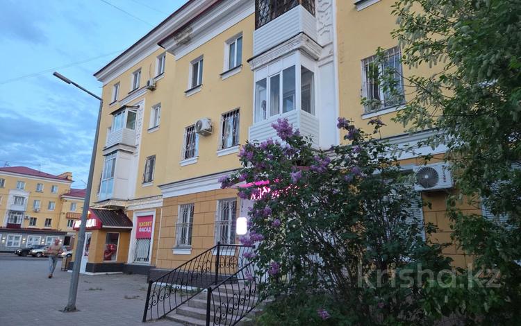 3-комнатная квартира · 71 м² · 1/3 этаж, Абая 43 за 26 млн ₸ в Караганде, Казыбек би р-н — фото 2