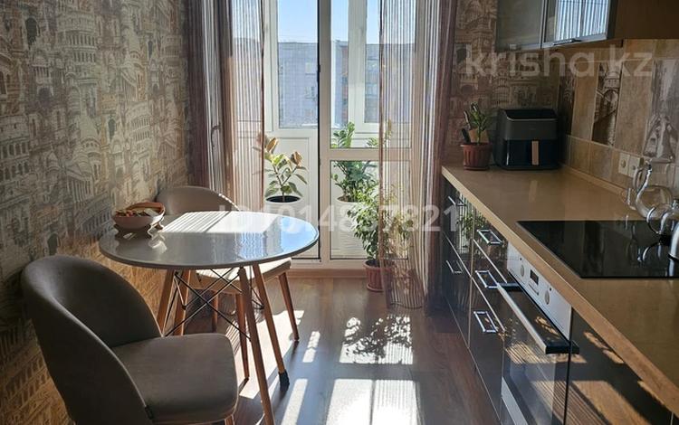 3-комнатная квартира · 60 м² · 5/5 этаж, мкр Михайловка , Аманжолова 67 за 30 млн ₸ в Караганде, Казыбек би р-н — фото 2