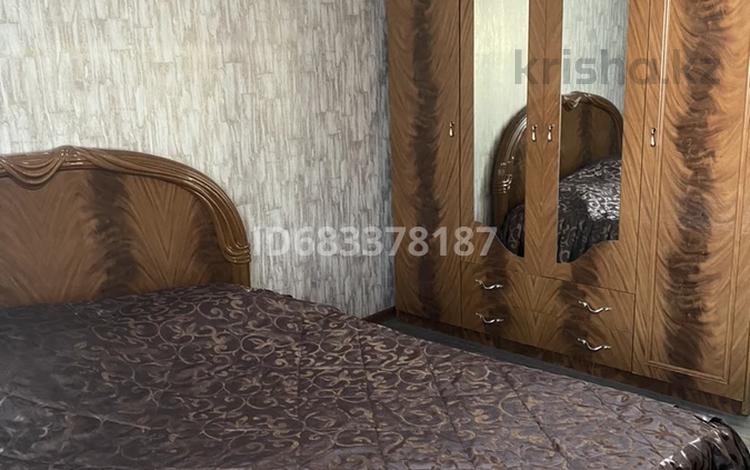 1-комнатная квартира, 45 м², 3/5 этаж посуточно, Бектурова 18 за 10 000 〒 в Павлодаре — фото 2
