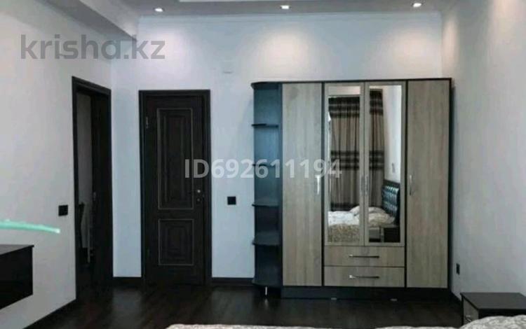 1-бөлмелі пәтер, 38 м², 8 қабат тәулігіне, Сауран 3/1, бағасы: 12 000 〒 в Астане, Есильский р-н — фото 2