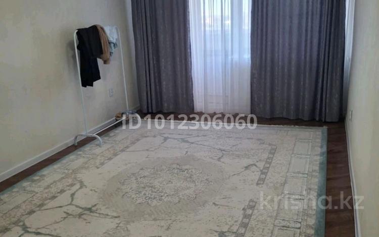 2-бөлмелі пәтер · 63 м² · 9/10 қабат, Набережная ул. 79А, бағасы: 150 000 ₸ в Актобе, мкр Акжар — фото 2