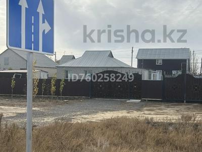 Отдельный дом · 4 комнаты · 130 м² · 10 сот., мкр 41-й разъезд, Мкр 41-й разъезд 35 — Не доезжая моста с правый стороны вдоль дороги за 23 млн 〒 в Актобе
